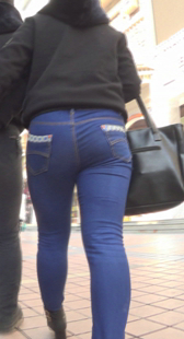 街拍蓝牛丰臀少妇