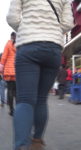 街拍紧身包臀牛仔少妇