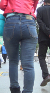 街拍细腰宽臀成熟少妇