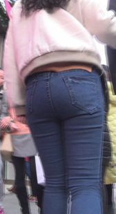 商场丰臀小少妇