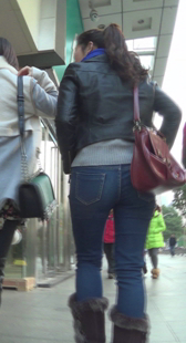 街拍成熟蓝牛少妇