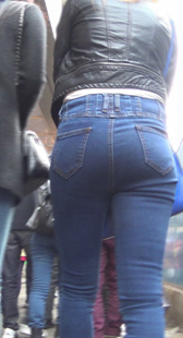 丰臀少妇上楼梯