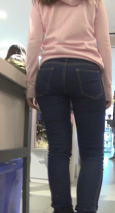 商场高挑黑牛少妇