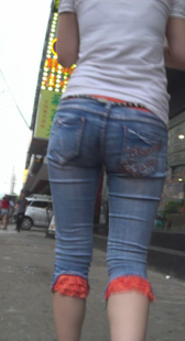 街拍细腰宽臀少妇小腿美