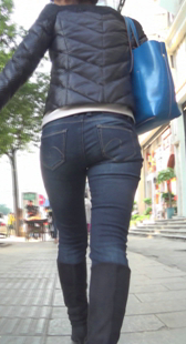 高挑宽臀牛仔成熟少妇