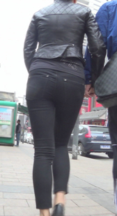 街拍紧身黑牛包臀少妇