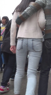 紧身白色牛仔真迷人