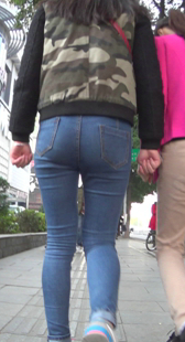 街拍紧身蓝牛宽臀小妹
