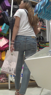 商场紧身蓝牛少妇