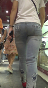 街拍牛仔翘臀少妇