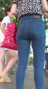 大屁股紧身牛仔少女