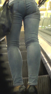 性感大屁股牛仔上楼梯