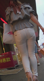 街拍紧身白牛紧内痕
