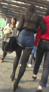 黑丝LO热裙骚得不得了