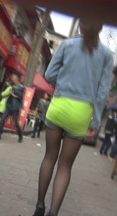 街拍黑丝热裤小妹