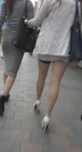 街拍肉丝热裤少妇