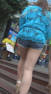 街拍牛仔热裤高跟少妇