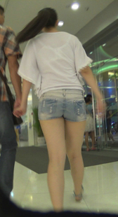 牛仔热裤少妇走路夹好紧