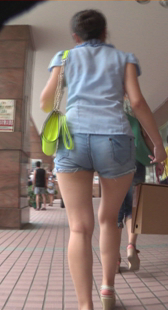 跟拍热裤少妇白皙大腿