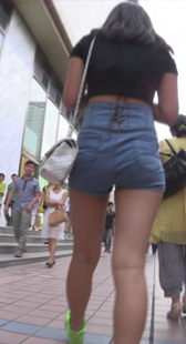 高挑牛仔热裤小妹