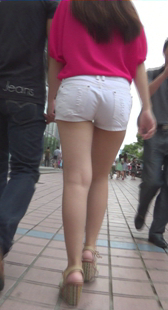 街拍成熟少妇大臀美腿