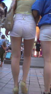街拍圆臀白裤小少妇