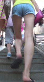 高挑牛仔热裤OL上楼梯