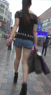 街拍牛仔热裤小少妇