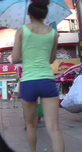 街拍紧身热裤小少妇