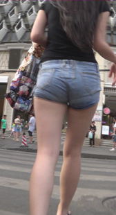 街拍OL热裤美臀白皙大腿