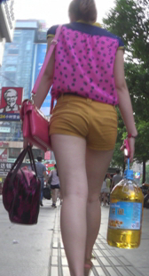 紧身黄裤长腿美少妇