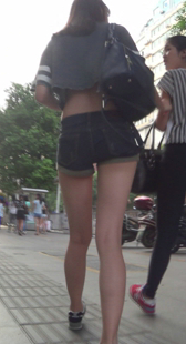 热裤长腿性感高挑学生妹