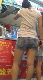 跟在小少妇后面买东西就是幸福