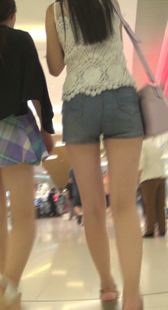 超市热裤紧身牛仔小少妇