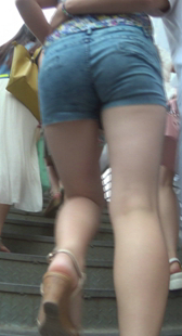 包臀牛仔OL上楼梯