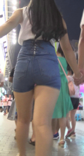 街拍细腰宽臀少妇腿白