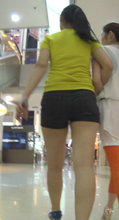 商场牛仔热裤小少妇