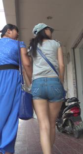 牛仔热裤少妇身材好