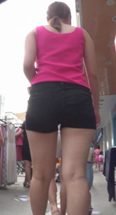 热裤少妇沟如此深