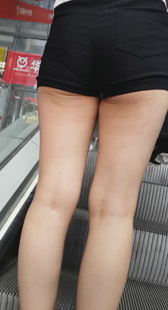 紧身黑色热裤子包臀