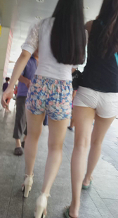 两性感热裤姐妹花