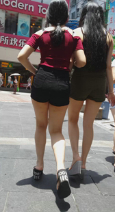 街拍性感热裤包臀两姐妹