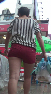 红色热裤少妇身材变形