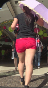 街拍红色紧裤少妇