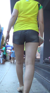 街拍长腿包臀少妇