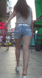 街拍高跟长腿牛仔热裤少妇