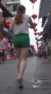 成熟细高跟热裤少妇