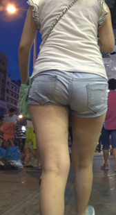 街拍重口味牛仔热裤少妇