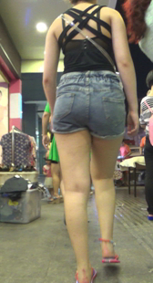 宽臀紧身牛仔热裤