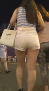 大屁股白色热裤少妇